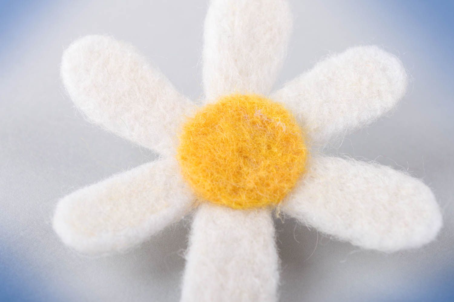 Broche fleur fait main Bijou de créateur accessoire femme marguerite en laine photo 4