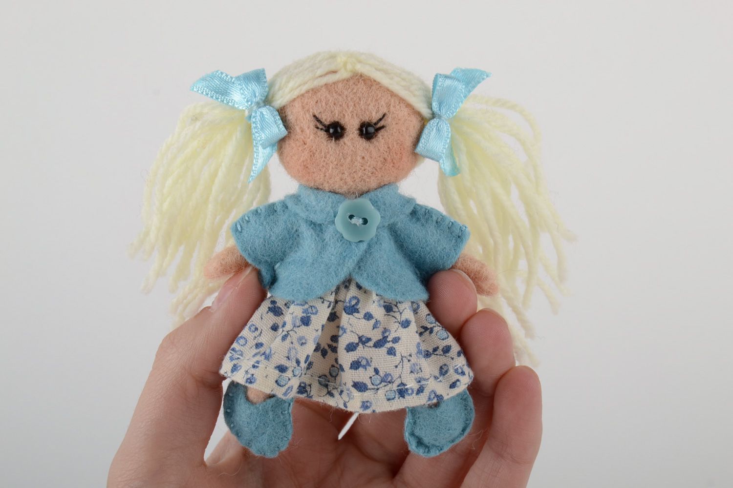 Broche en laine feutrée faite main originale en forme de poupée pour fillette photo 5