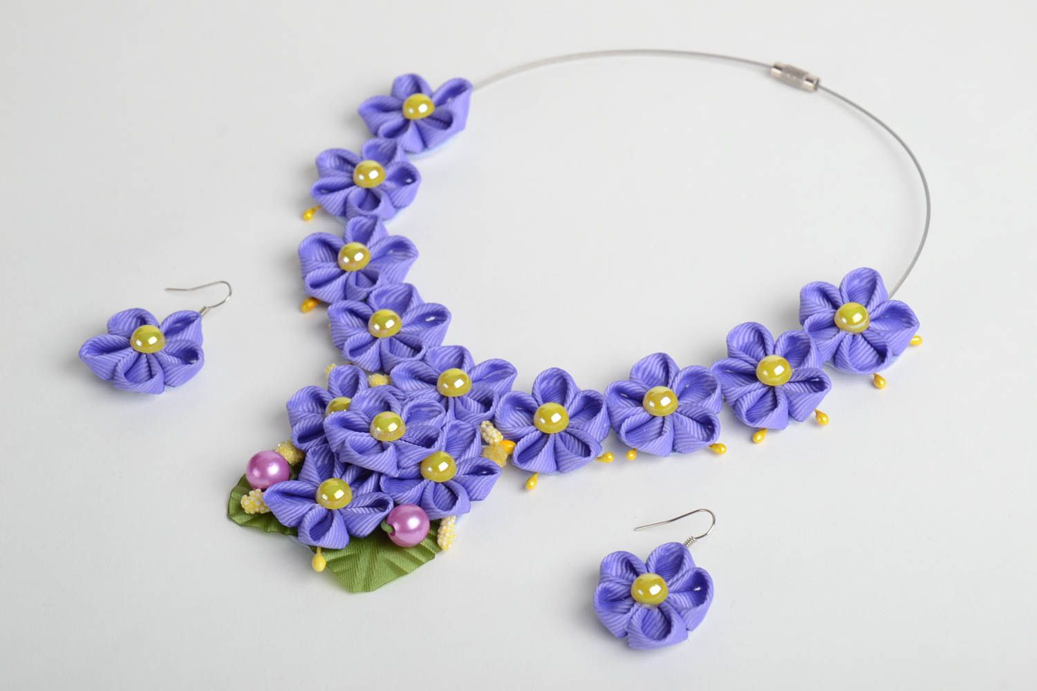 Set di gioielli in tecnica di kanzashi orecchini fiori collana fiori violetti foto 5