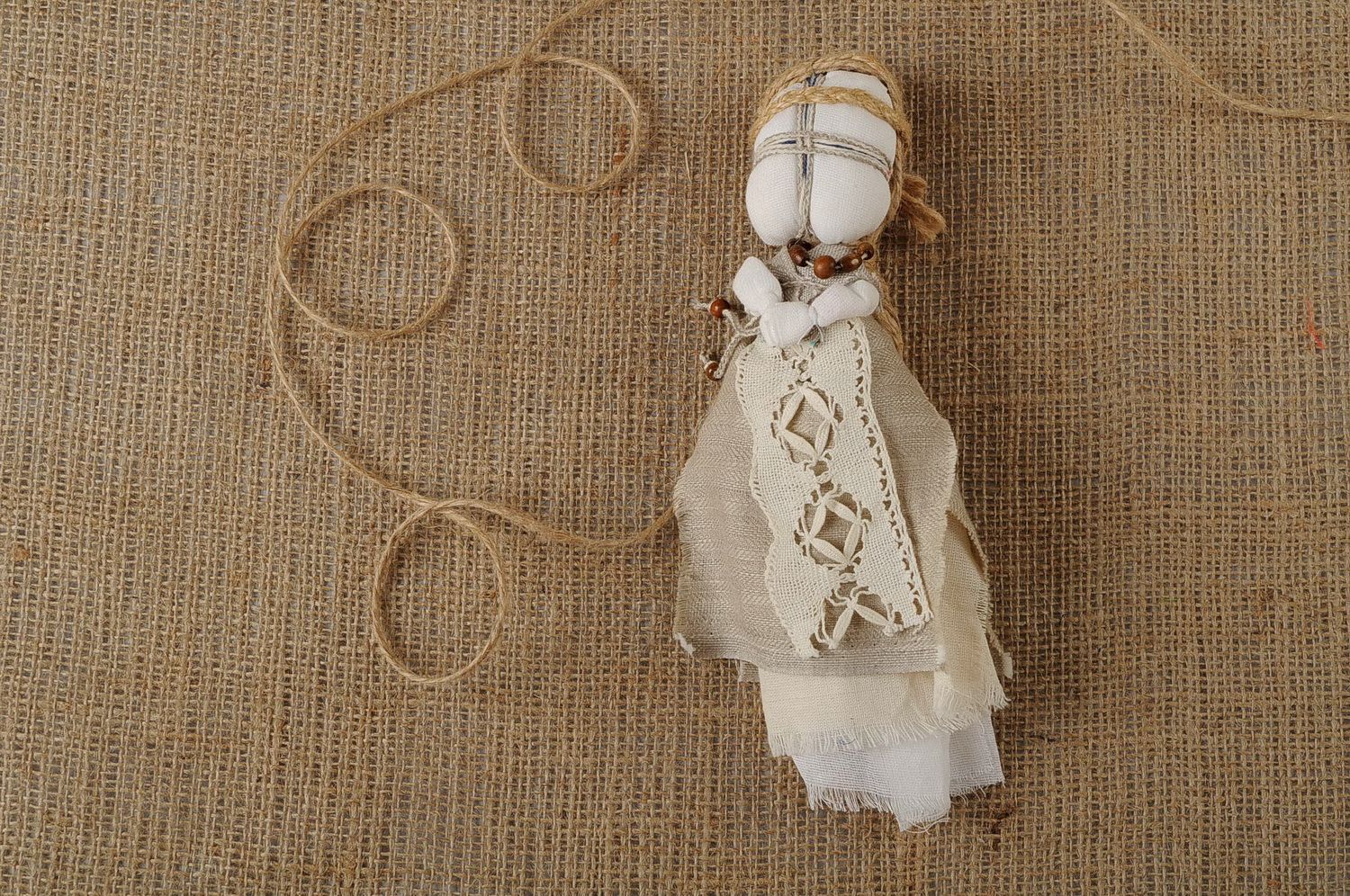 Bambola di stoffa fatta a mano amuleto talismano giocattolo etnico slavo
 foto 1