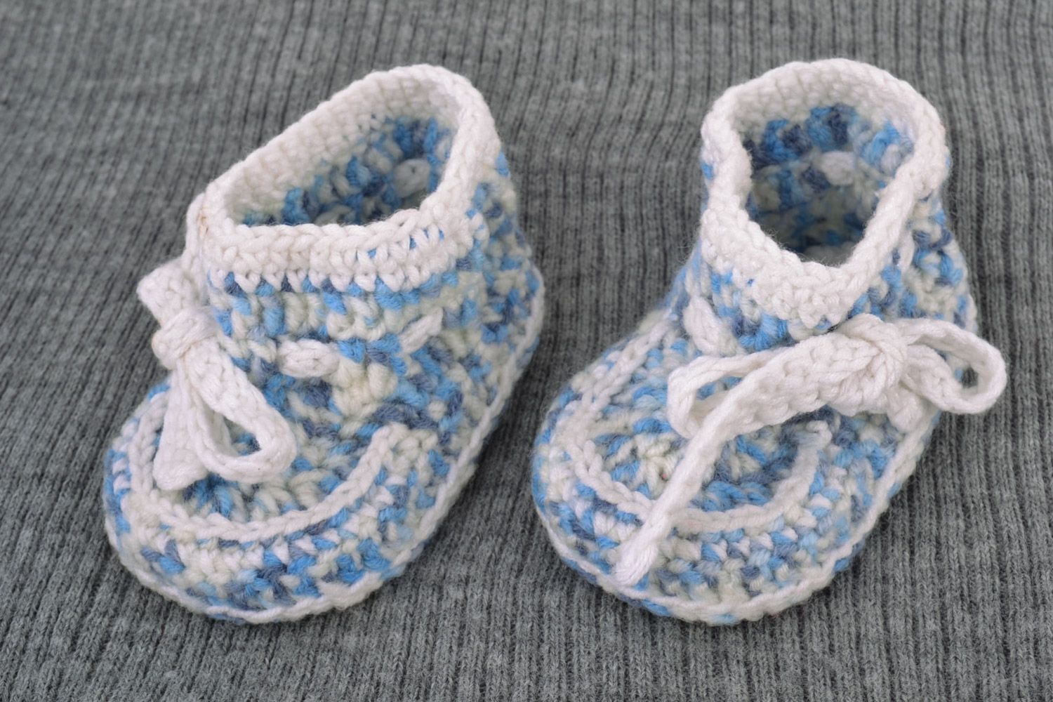 Schöne handmade gehäkelte Babyschuhe aus Wolle mit Schnüren blau weiß foto 1