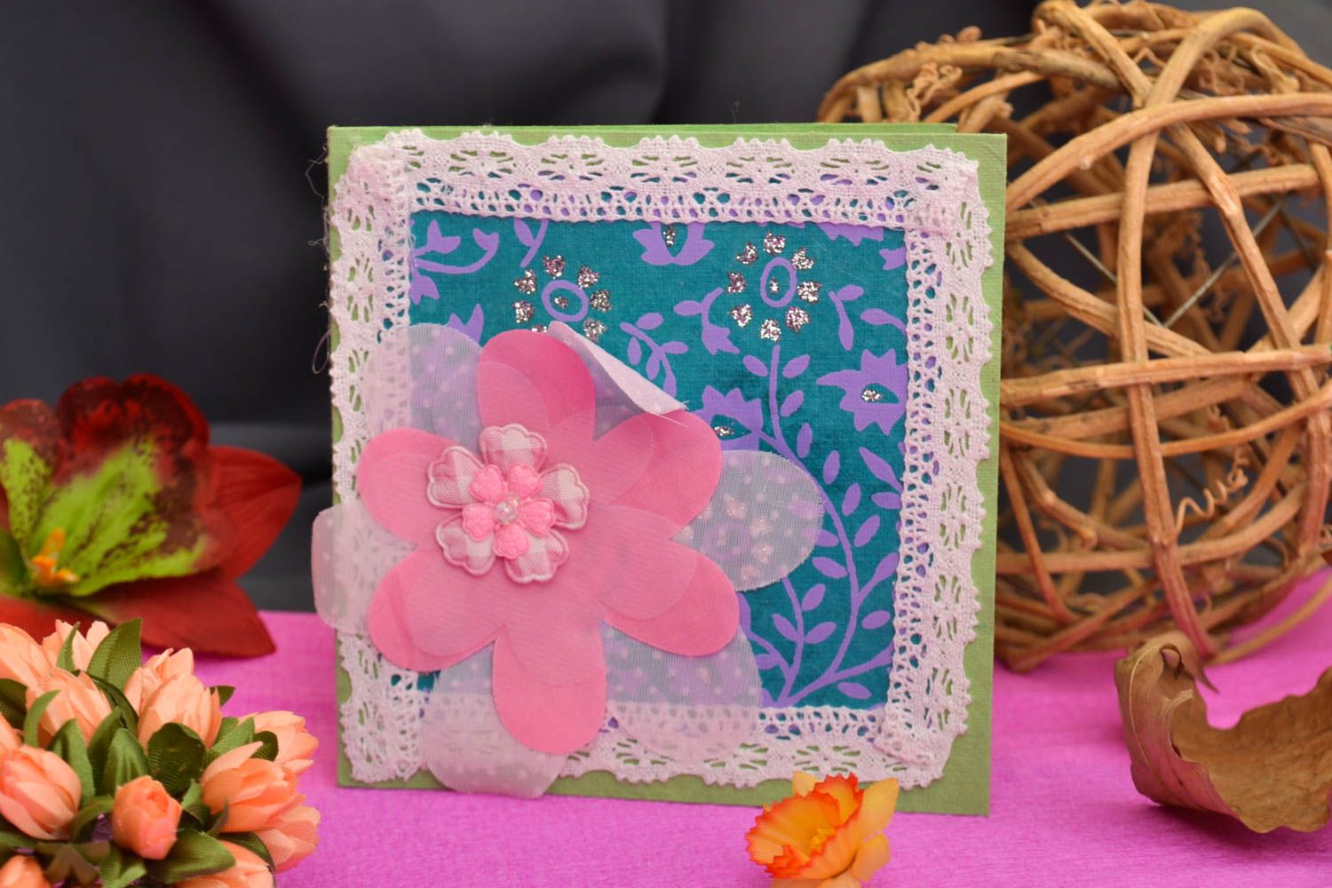 Tarjeta de felicitación regalo original postale hecha a mano con flor rosada foto 1