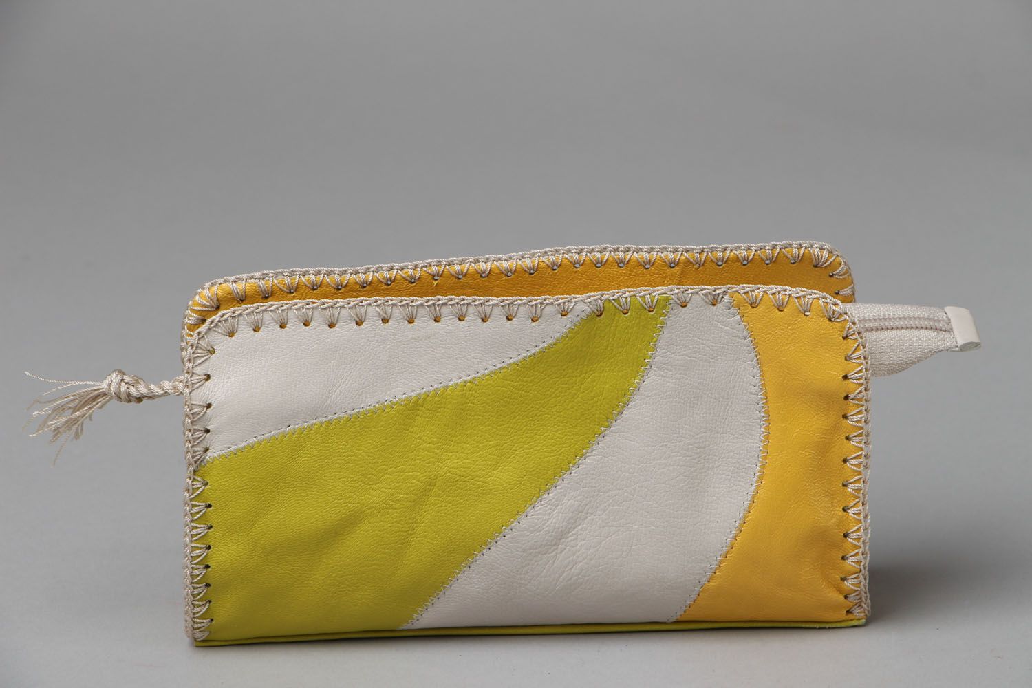 Porta-cosméticos feita à mão de couro genuíno em cor de amarelo-bege  foto 1