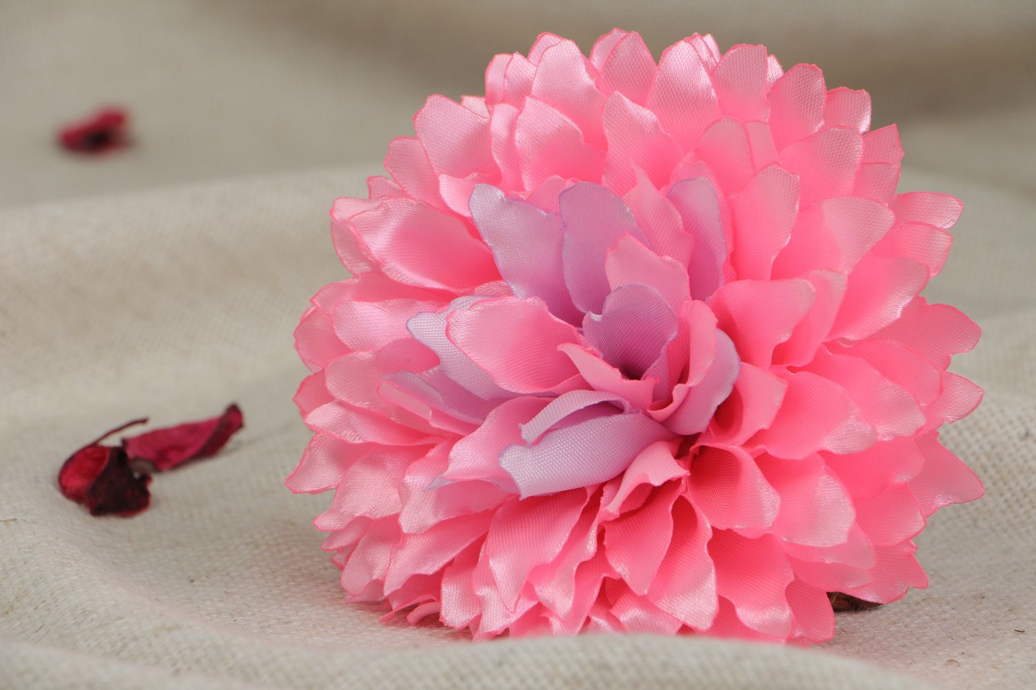 Розовая заколка цветок из атласной ткани объемная ручной работы фото 5