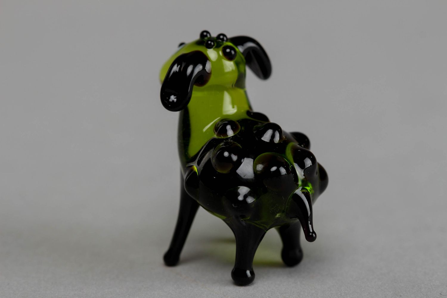 Figura de cristal en miniatura en técnica de lampwork Ovejita verde foto 2