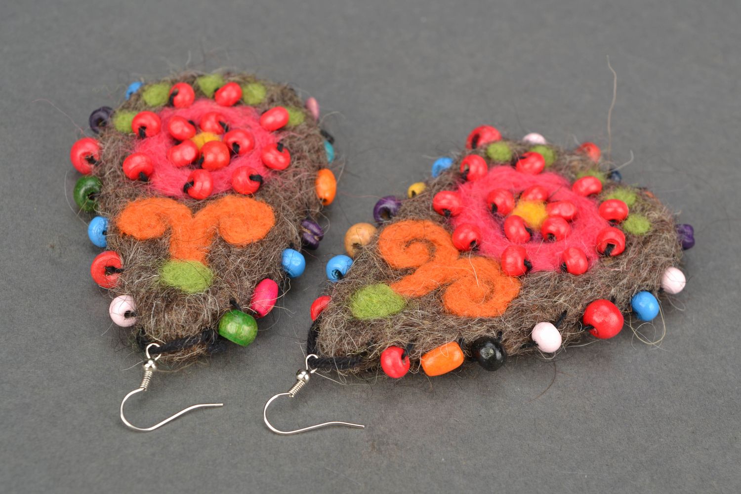 Boucles d'oreilles artisanales de laine avec perles de rocaille photo 3