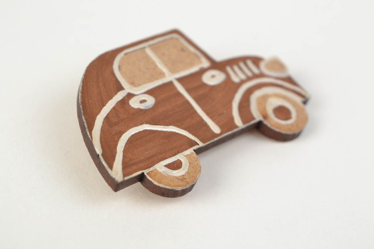 Petite broche en bois brune en forme de voiture faite main originale pour enfant photo 3