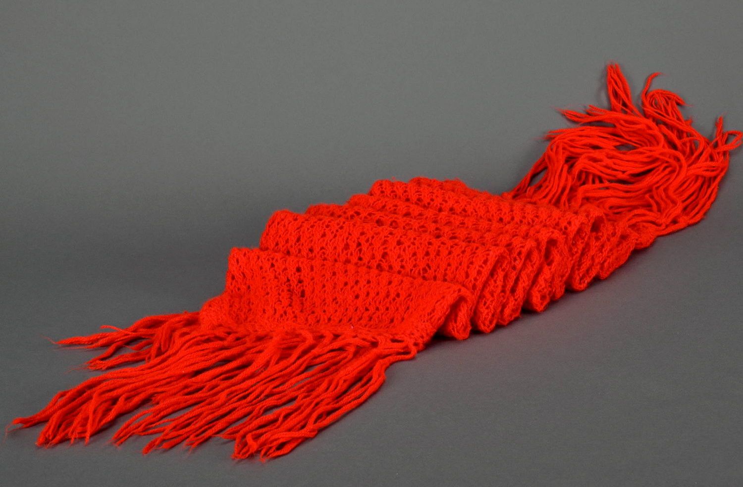 Écharpe tricotée en laine de couleur rouge photo 4