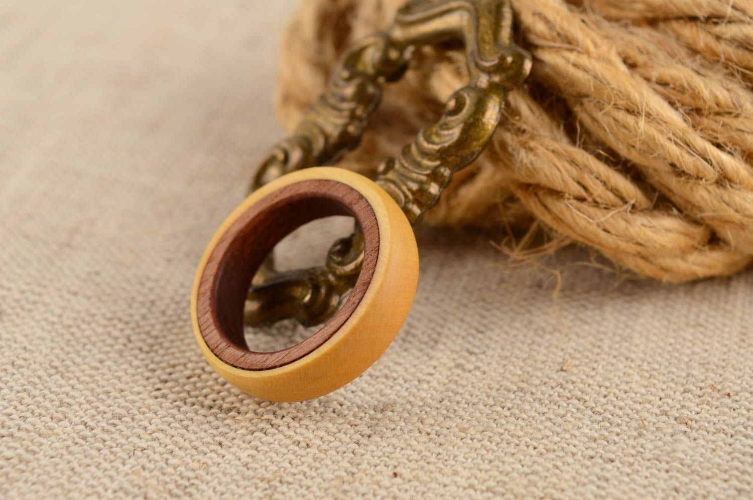 Einmaliger ausgefallener handmade öko reiner Männer und Damen Ring aus Holz foto 1
