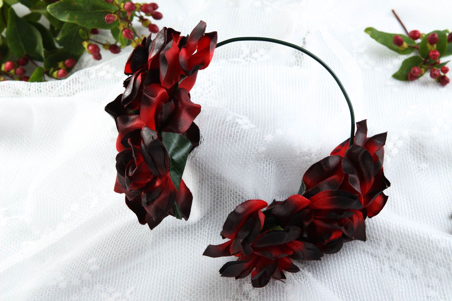 Serre-tête fleurs Bijou fait main en rouge et noir Accessoire cheveux cadeau photo 1