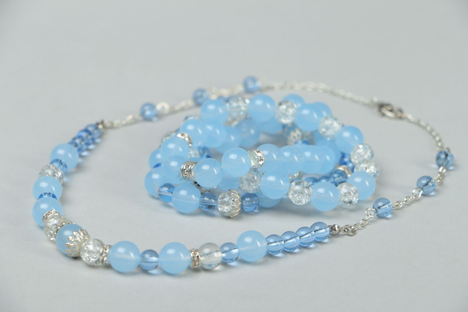 Collier et bracelet en perles de plastique faits main bleus photo 2