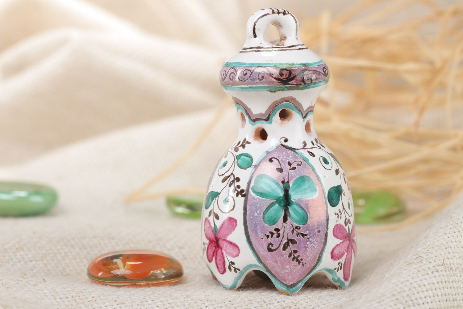 Декоративный керамический колокольчик с покрытием эмалью ручной работы с бабочкой фото 1