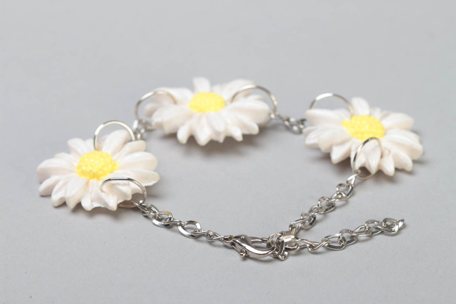Handmade metal chain women's wrist bracelet with polymer clay chamomile flowers  photo 6