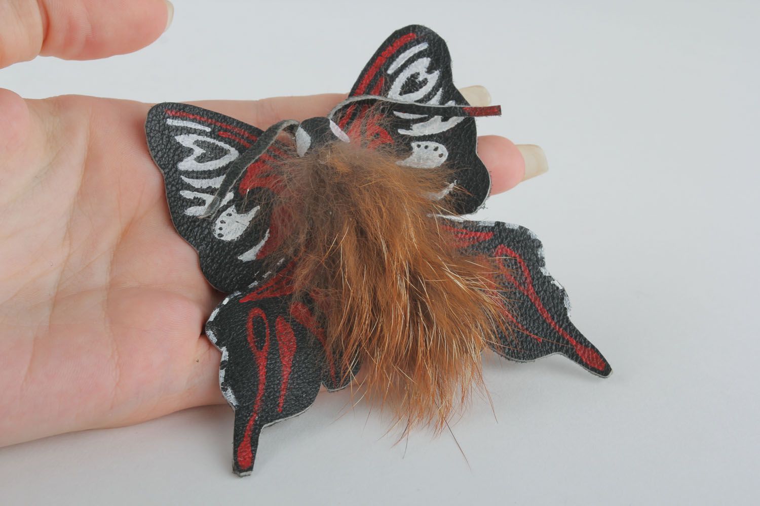 Broche artesanal de couro em forma da borboleta  foto 5