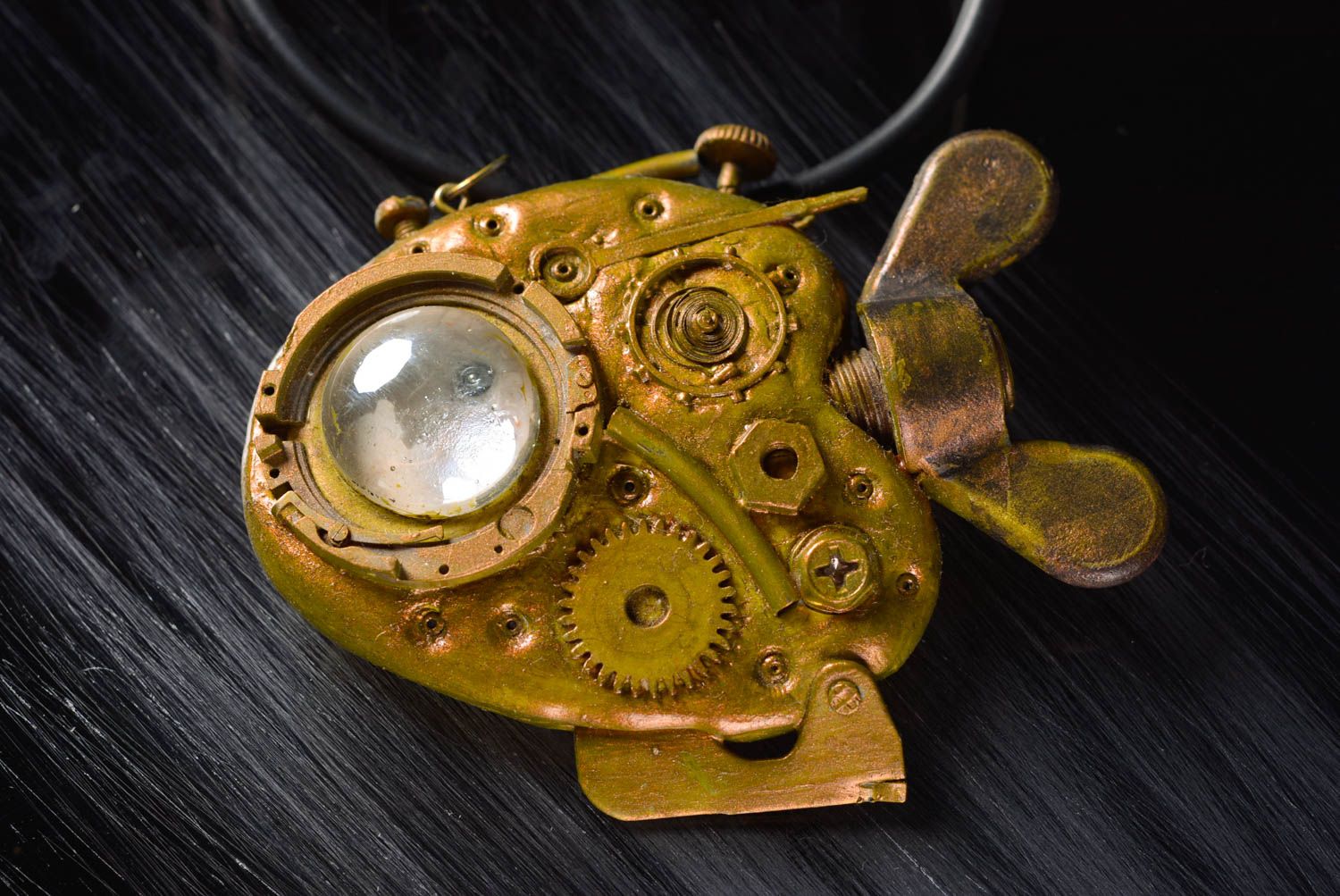 Pendentif steampunk Bijou fait main métal pâte polymère Accessoire femme Poisson photo 1