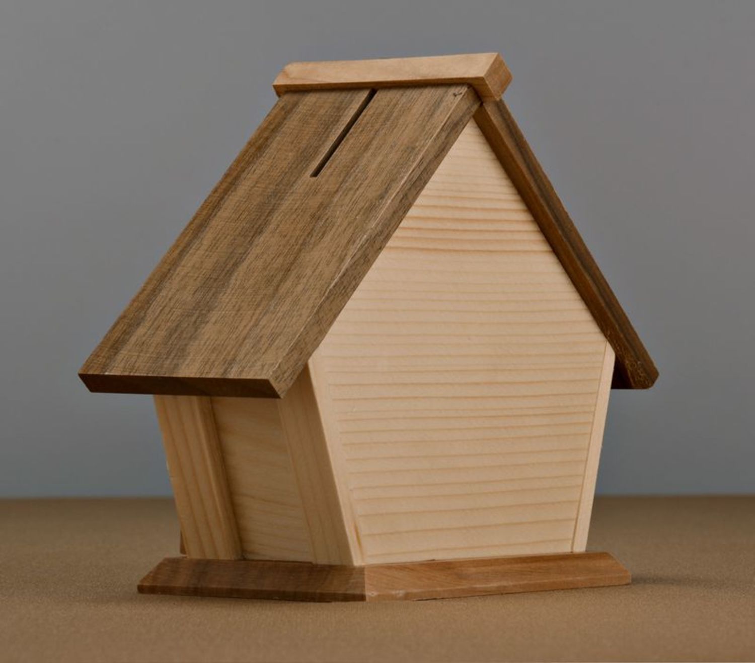 Salvadanaio di legno a forma di casetta fatto a mano decorazione di casa
 foto 3