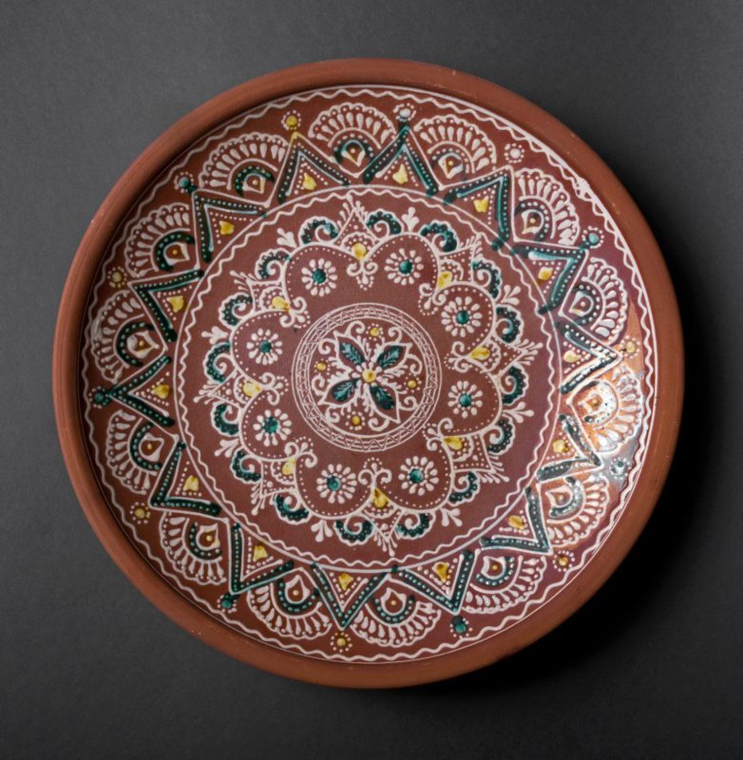 Keramik-Teller auf dem Ständer foto 1