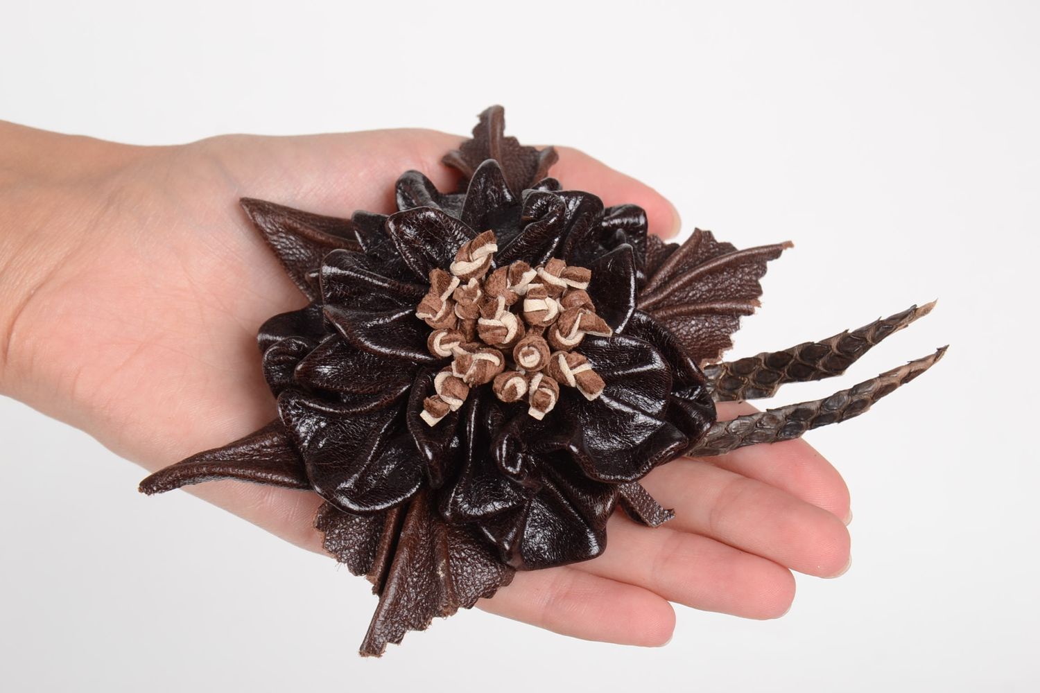 Broche Barrette fleur marron faite main grosse en cuir Accessoire femme photo 2