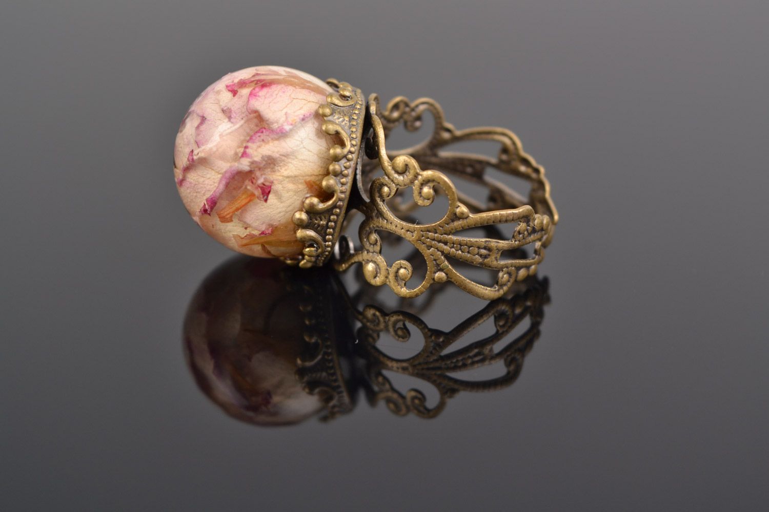 Handmade eleganter origineller massiver Ring mit echter Blume Rose im Epoxidharz  foto 3