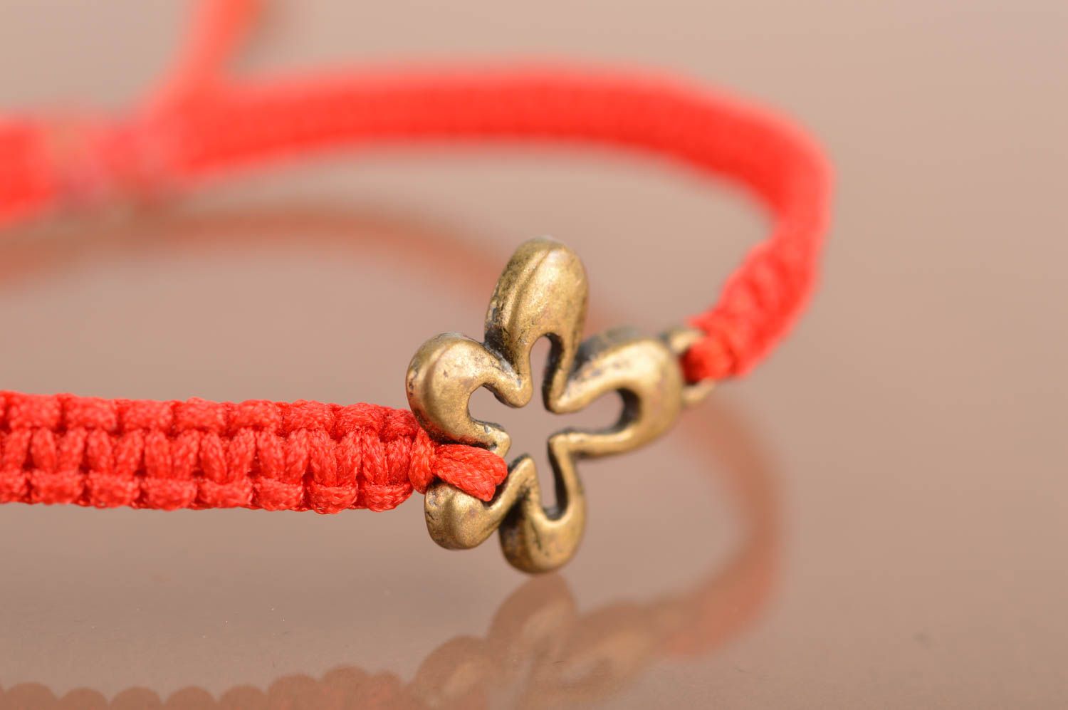 Bracelete vermelho  de fios de seda para o pulso com inserção de metal foto 4