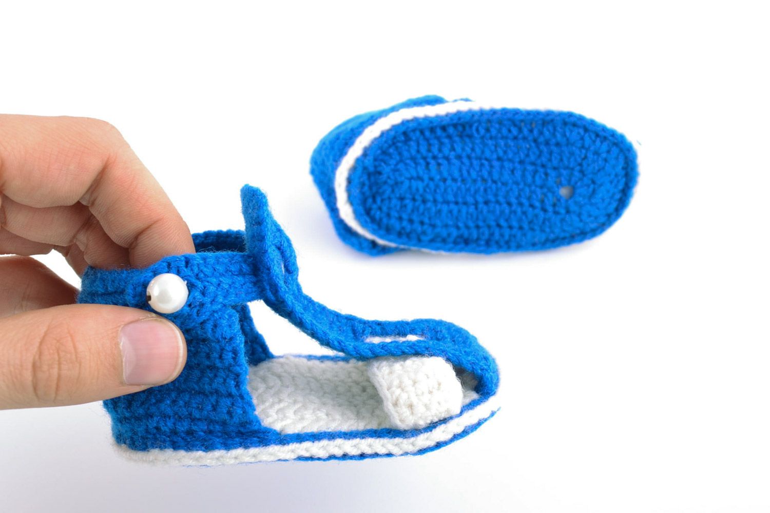 Schöne originelle gehäkelte Sandalen für Baby Jungen handmade blau weiß foto 2