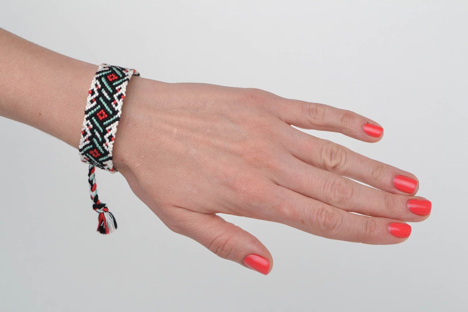 Bracelet multicolore tressé en fils moulinés en macramé fait main avec ornements photo 2