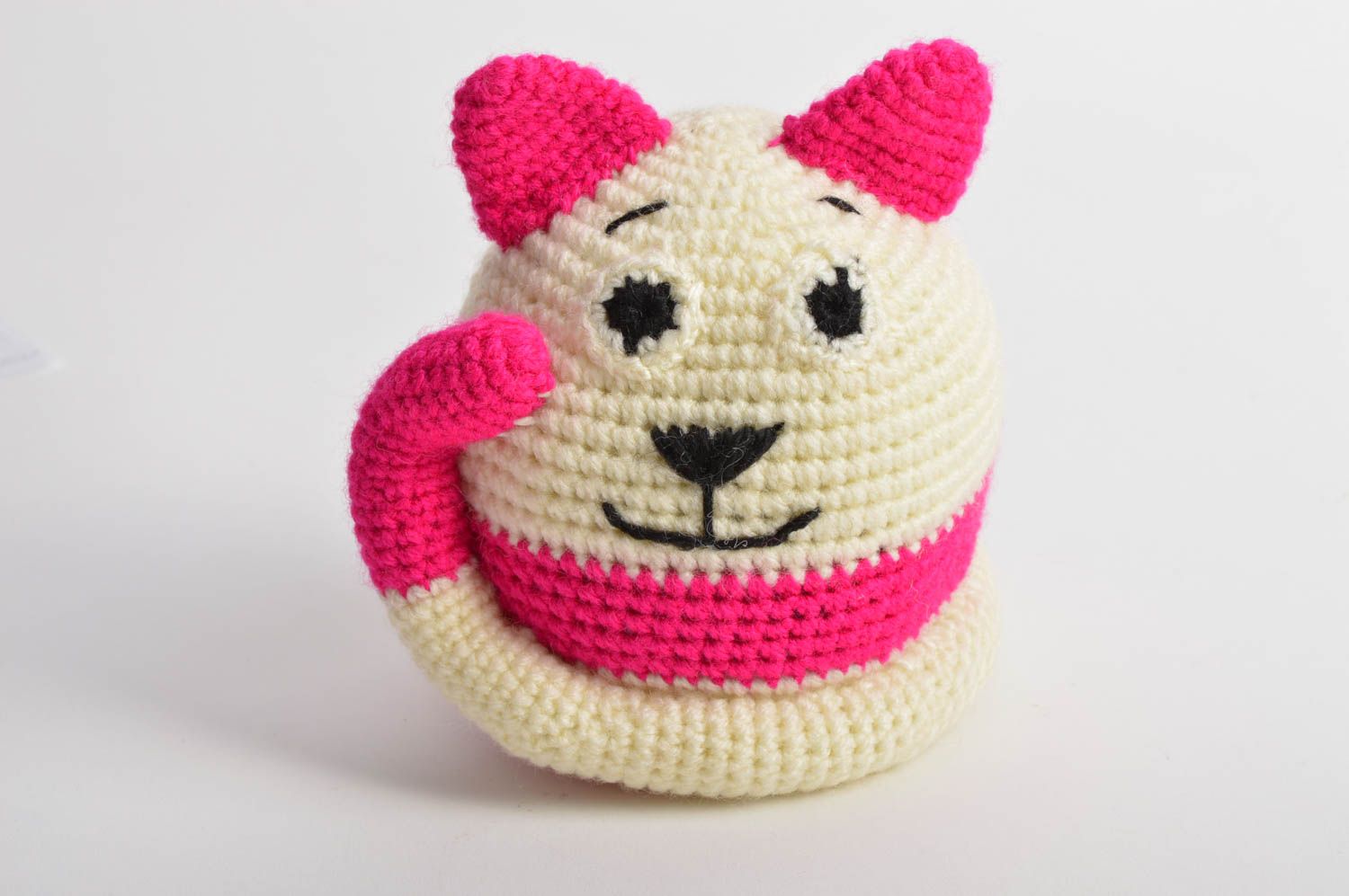 Смешная круглая игрушка крючком в виде кота розовая с белым ручной работы фото 2