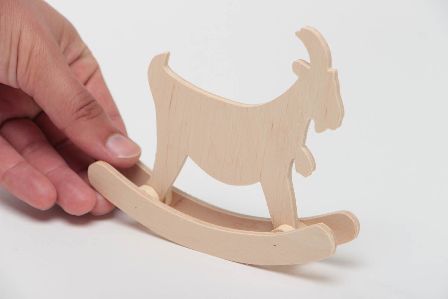 Petit jouet en bois brut fait main en forme de chèvre à bascule à décorer  photo 5