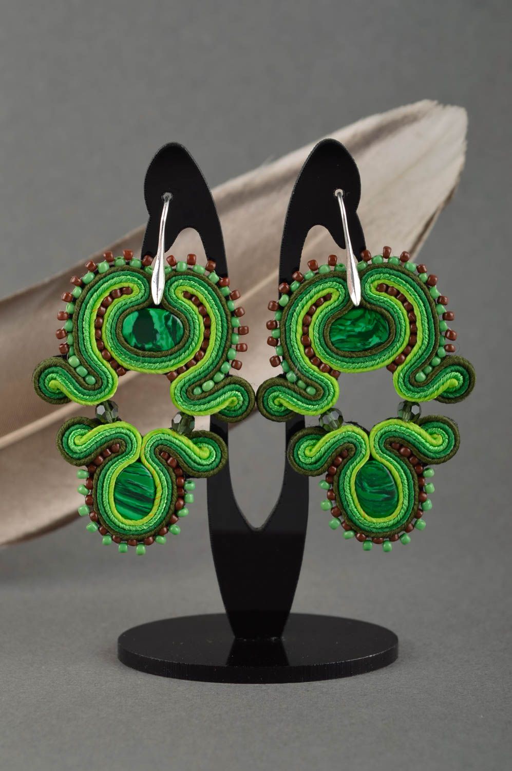 Pendientes artesanales verdes elegantes bisutería soutache accesorios de moda foto 1