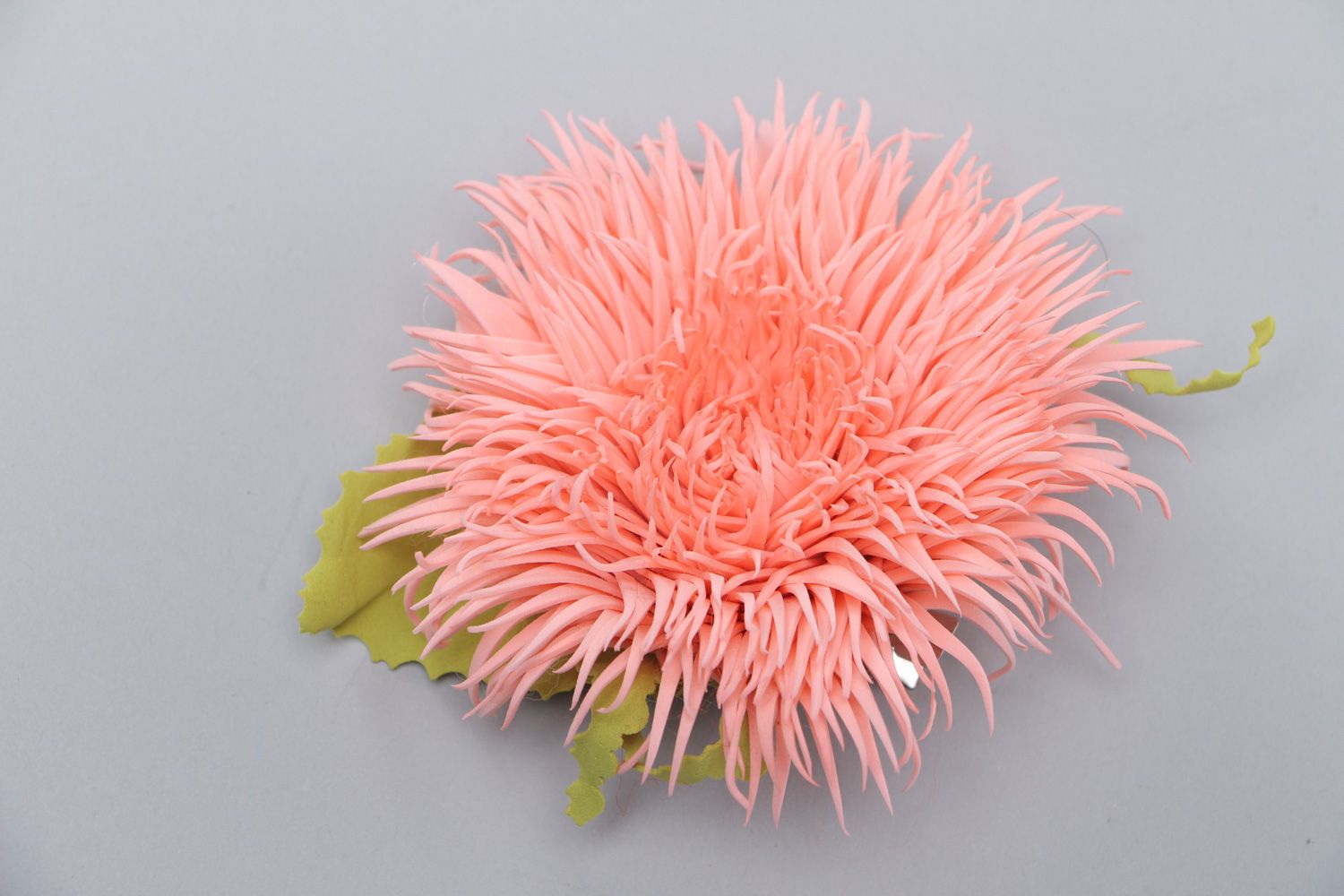 Rosafarbige handgemachte Brosche Haarklammer aus Foamiran in Form schöner Blume foto 3