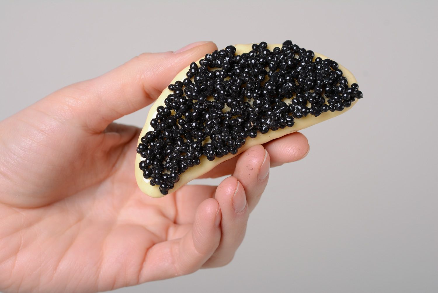 Imán para la nevera hecho de arcilla polimérica con forma de bocadillo con caviar  foto 5