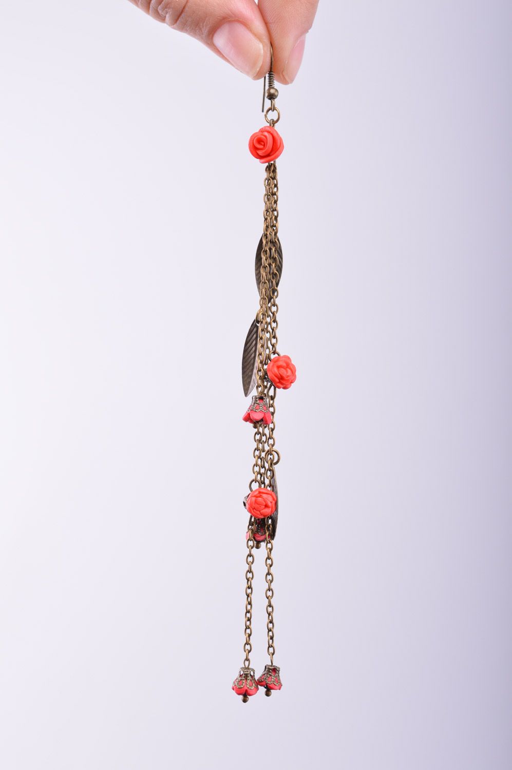 Длинные серьги из полимерной глины с цепочками и розами ручной работы авторские фото 2