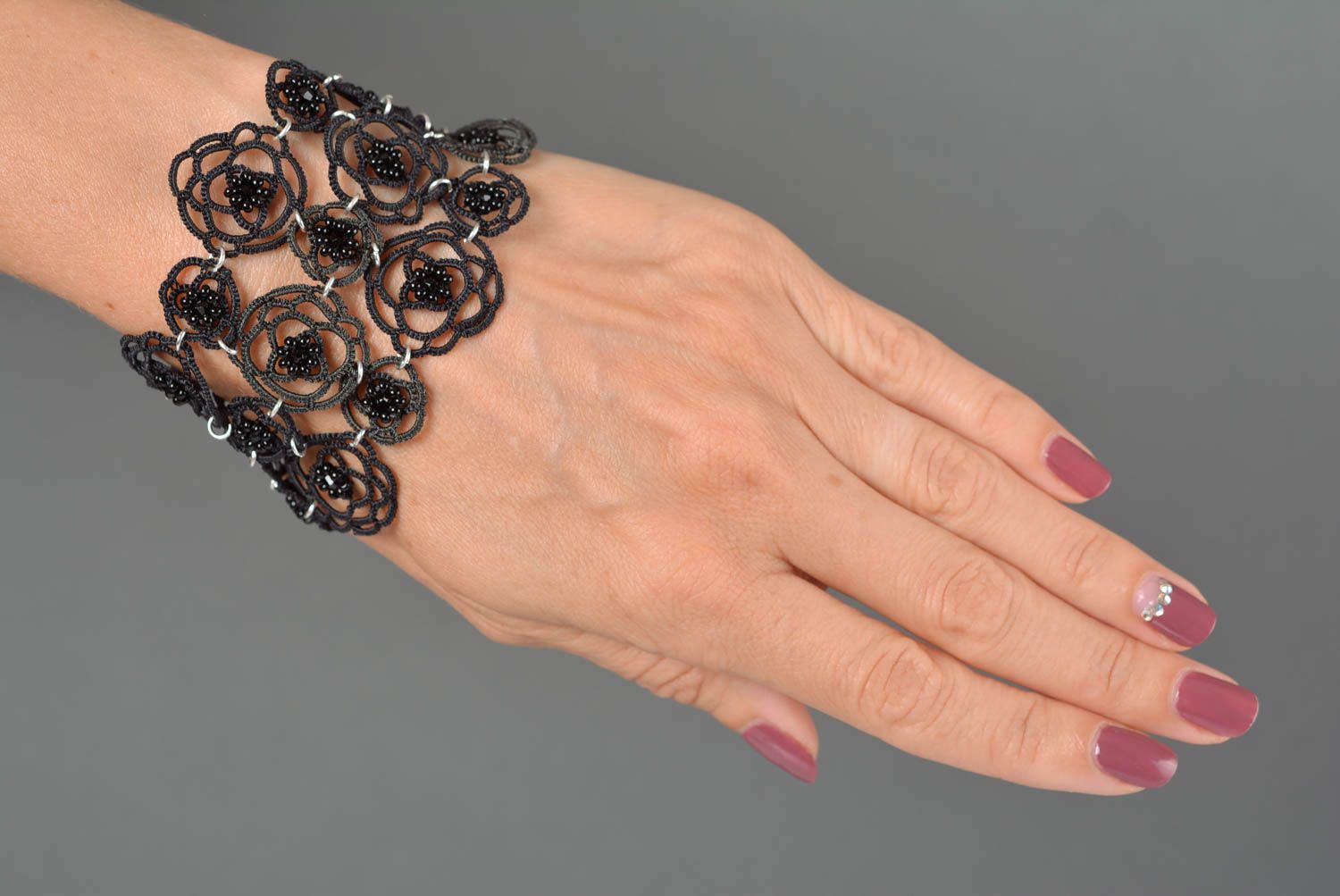 Черный браслет из ниток ручной работы дизайнерское украшение браслет на руку фото 3