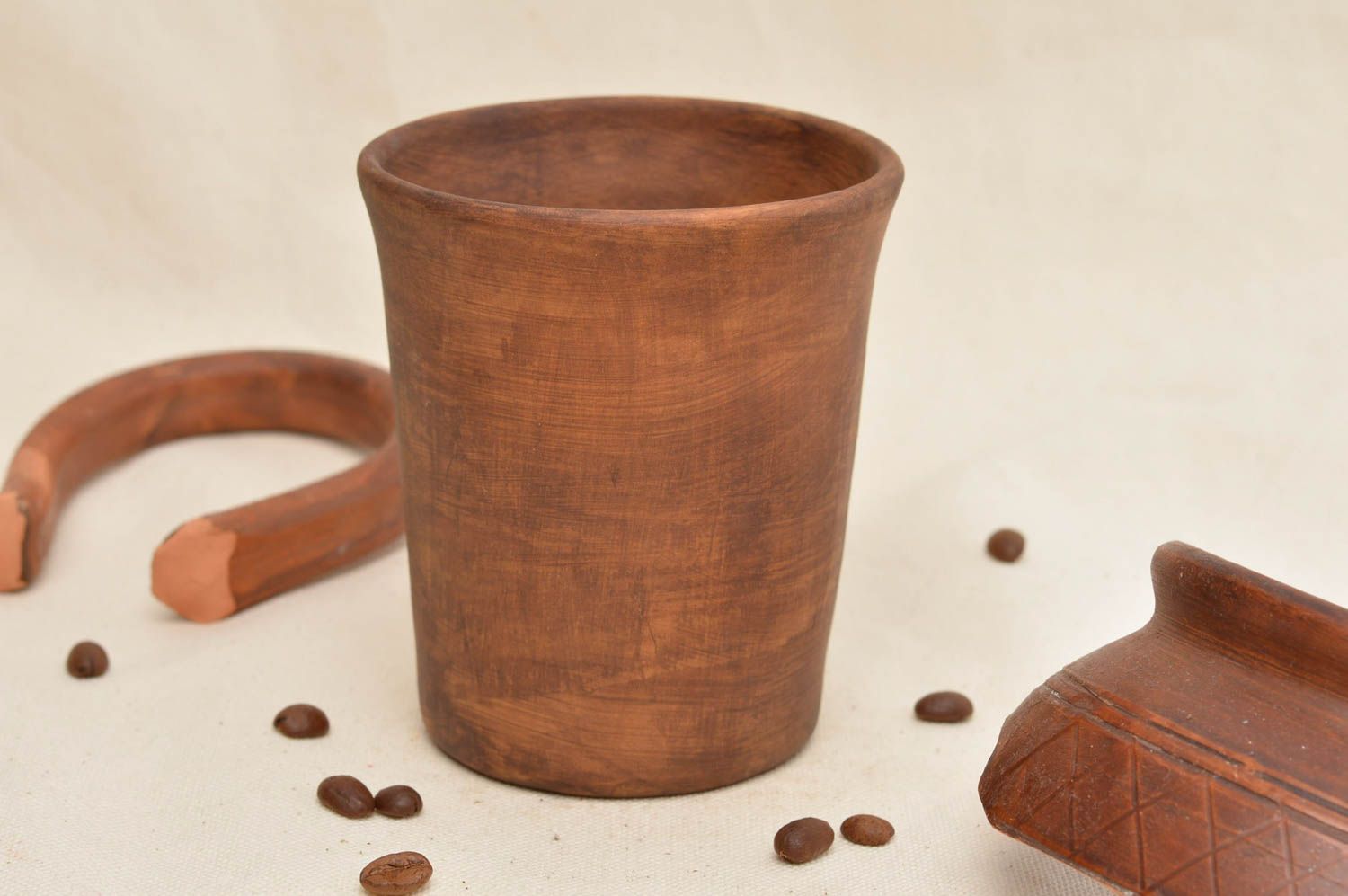 Gobelet céramique lisse brun de forme classique fait main original joli photo 1