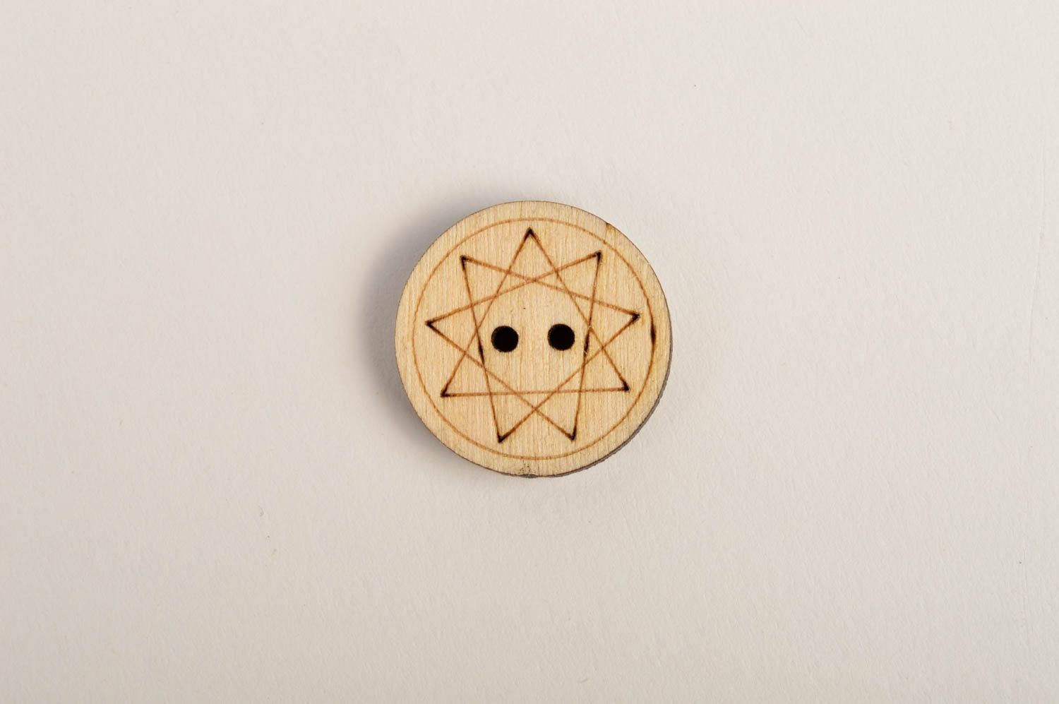 Botón de madera artesanal y original regalo original accesorio de moda foto 3