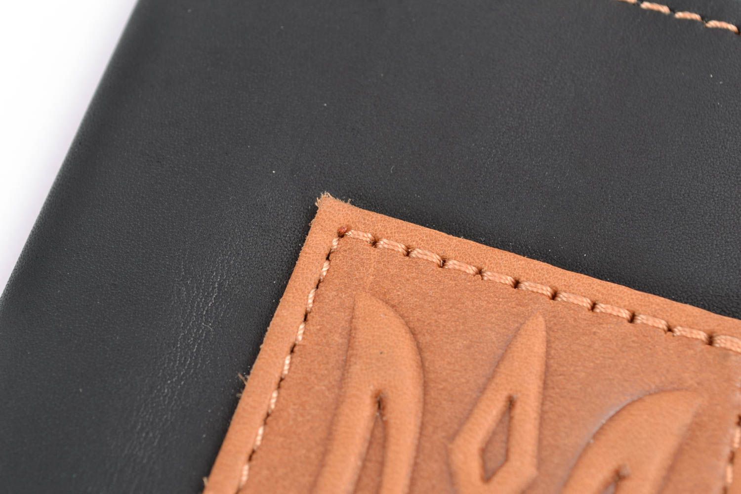 Couverture pour passeport faite main originale noire en cuir avec estampage photo 3