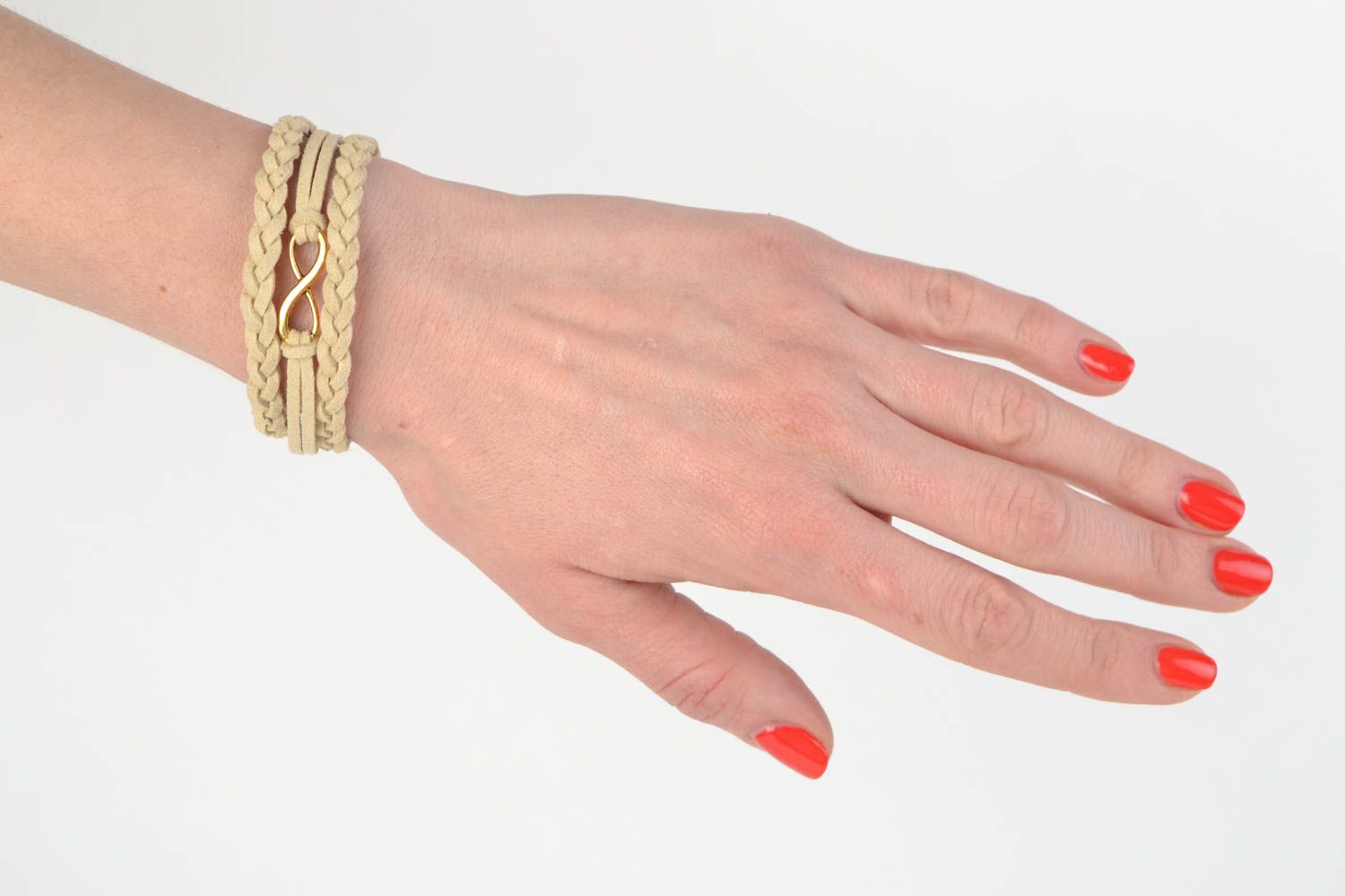 Bracelet en daim beige avec pendeloque original bijou fait main Infini photo 2