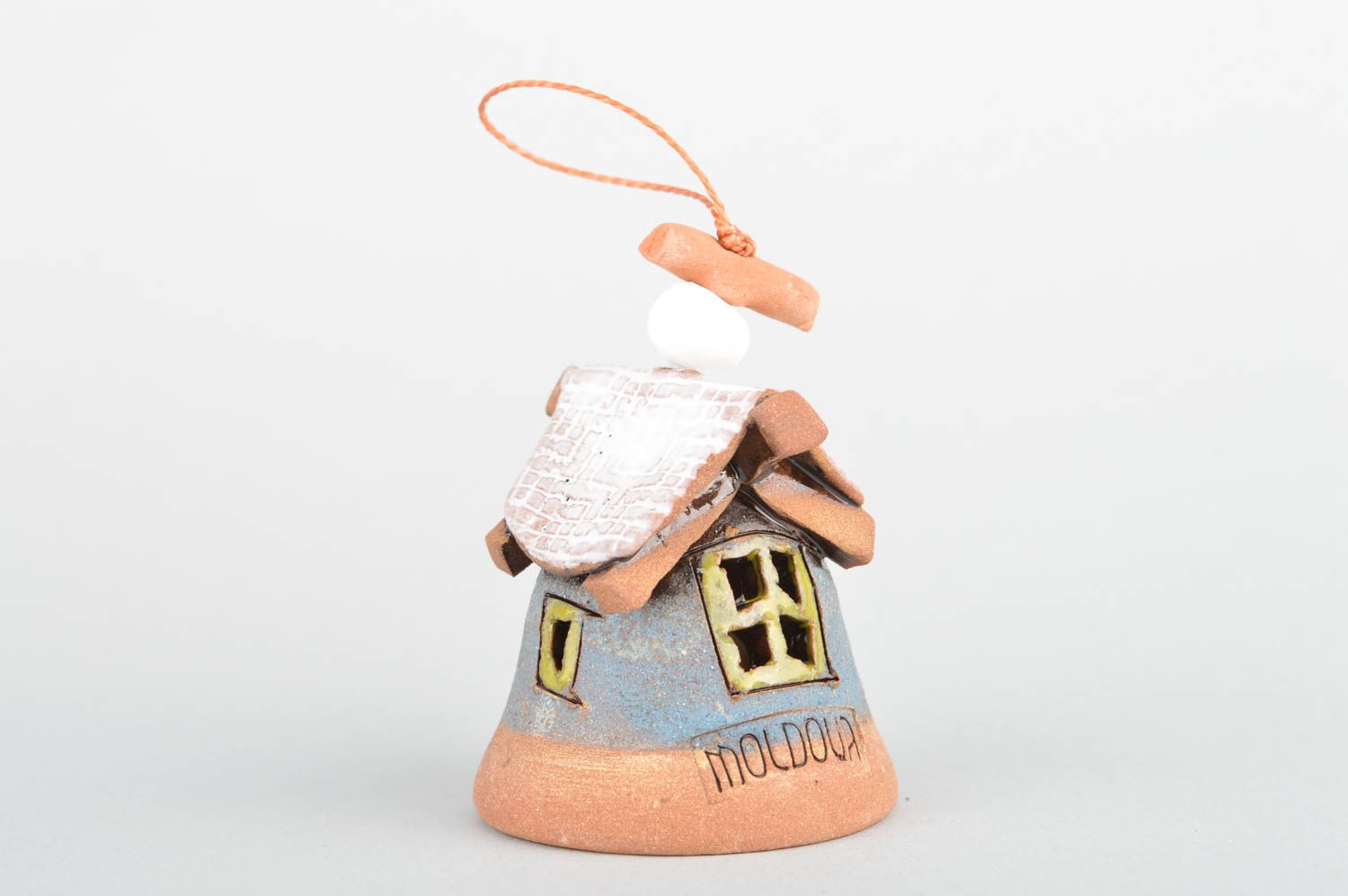 Dekoratives Glöckchen aus Ton mit Glasur bemalt Haus mit weißem Dach handmade foto 2