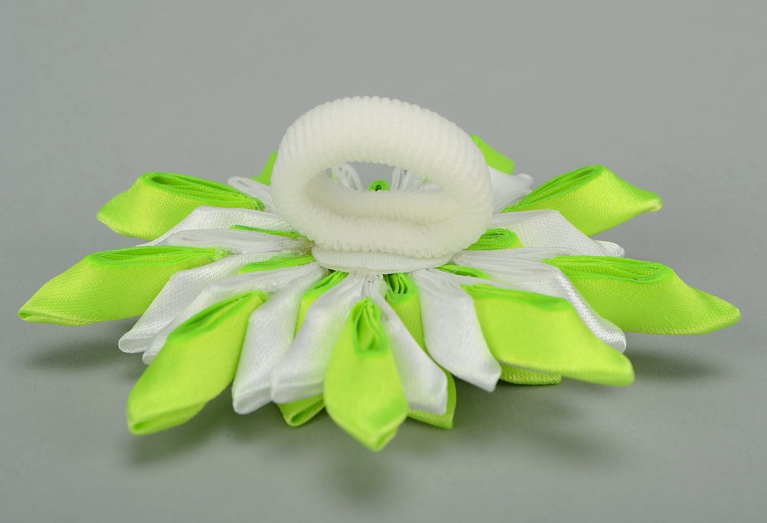 Elástico de cabelo verde-claro e branco com flor de cetim foto 3
