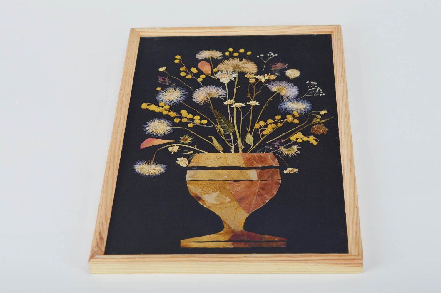 Картина из сухих листьев и цветов мимозы на ткани ручной работы Ваза с цветами фото 1
