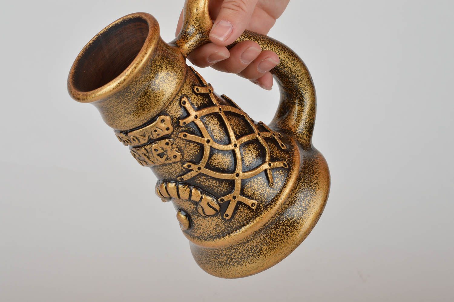 Керамическая пивная кружка золотистая красивая ручной работы объемом 300 мл фото 3