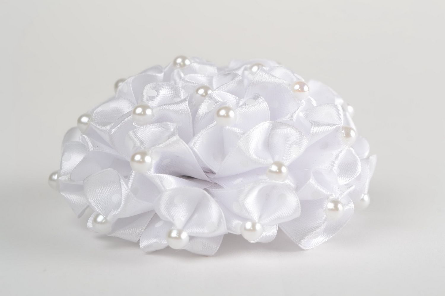 Weißes Haargummi handmade aus Atlasbändern in Kanzashi Technik mit Halbperlen  foto 4