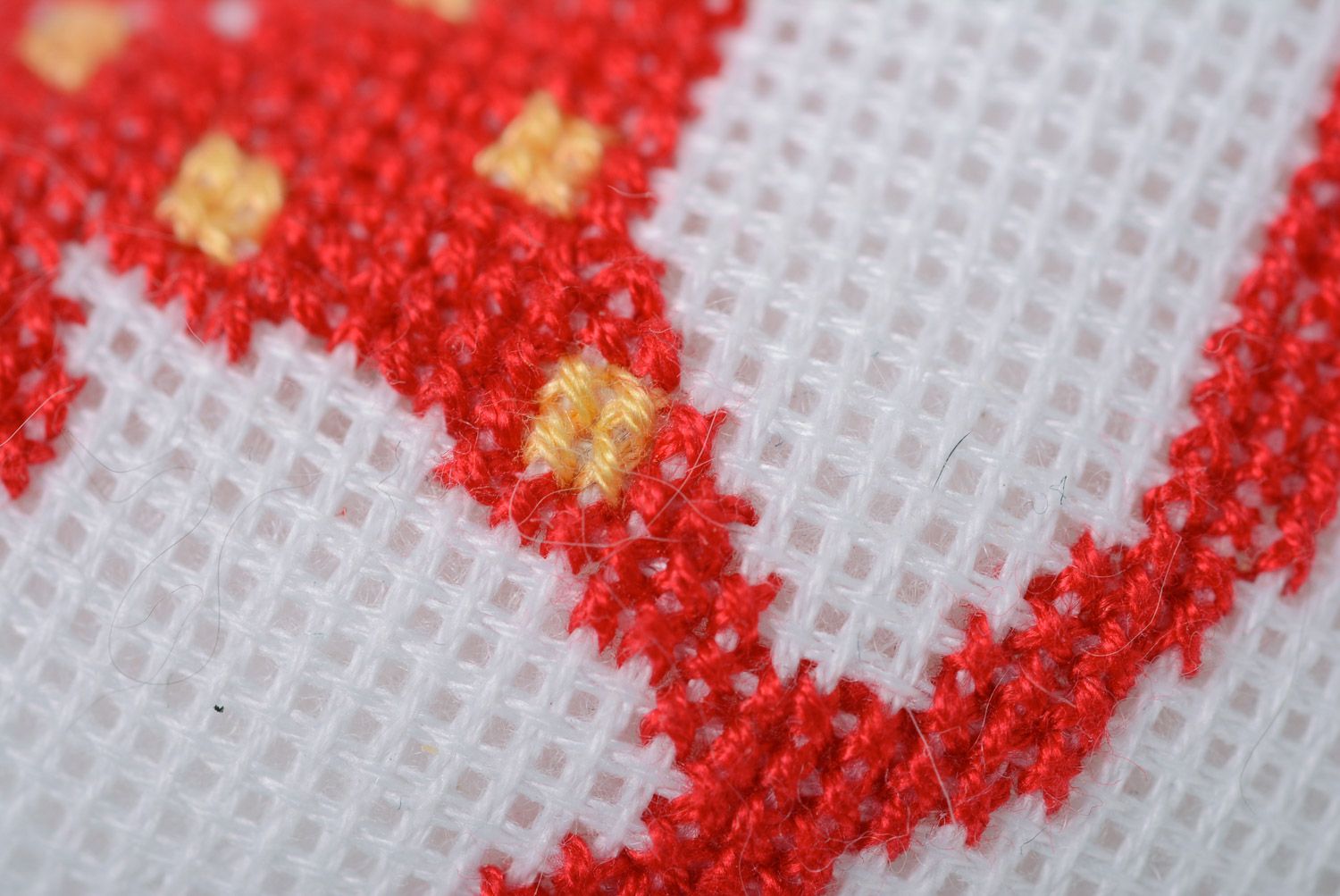 Текстильная подвеска для интерьера в форме сердца с вышивкой ручной работы красная фото 2