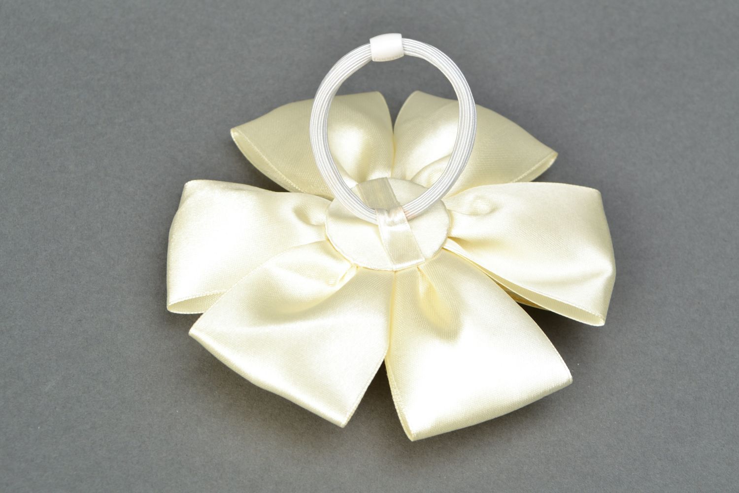 Ribbon hair tie in the shape of white rose photo 3