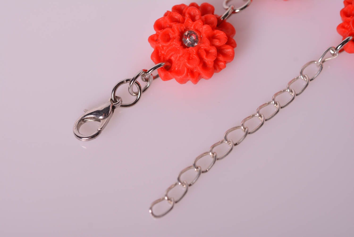 Red clay flowers' chain bracelet for a young girl photo 6