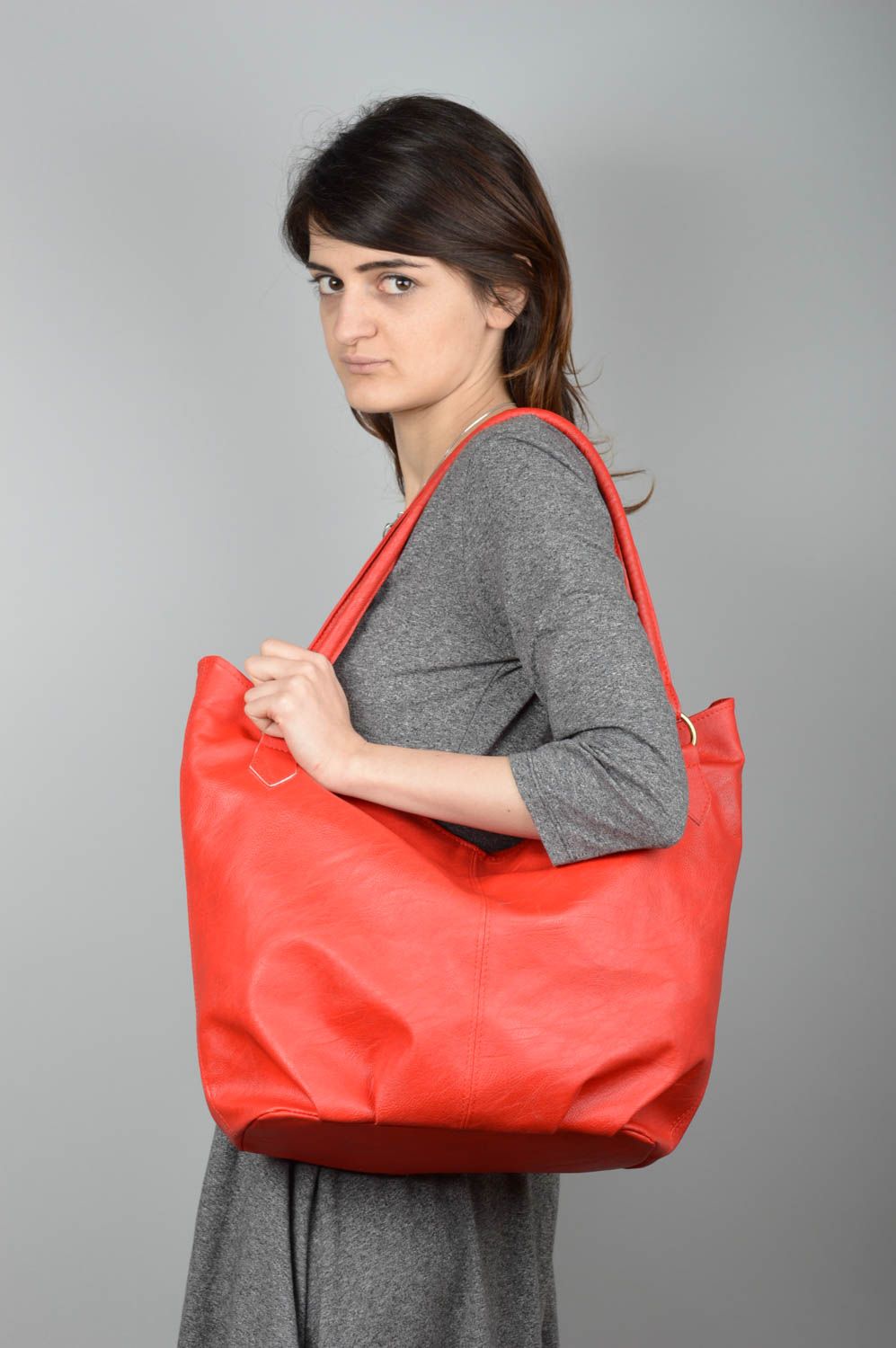Sac cabas rouge fait main design Sac porté épaule Accessoire mode femme photo 1