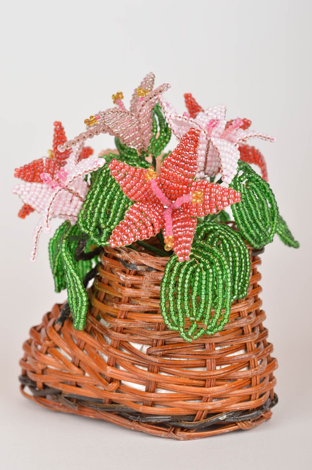 Красивое соломенное кашпо с цветами из бисера для декора дома Башмачок с лилиями фото 5
