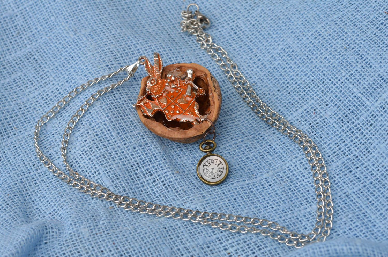 Joli pendentif sur chaîne en métal fait main avec lapin écale et montre photo 1