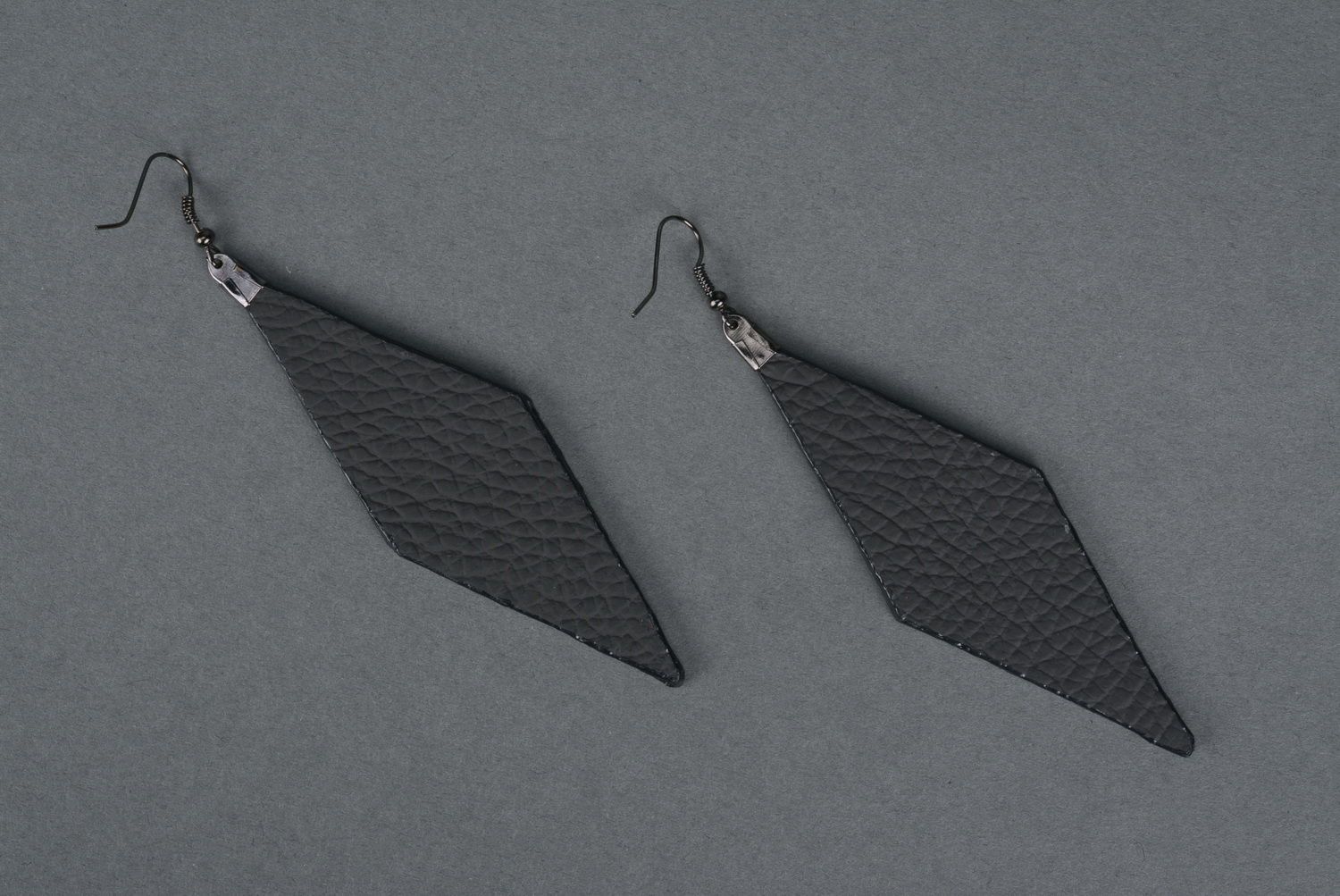 Handmade hängende Ohrringe aus Leder foto 2
