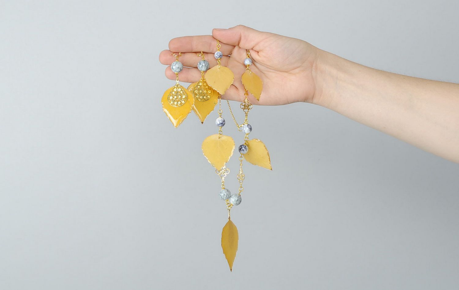 Комплект украшений: бусы и сережки Березовые листья фото 5